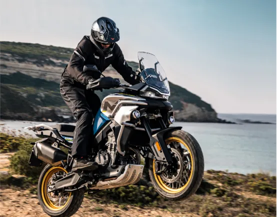 ¿Dónde está el depósito de combustible de repuesto para motos?